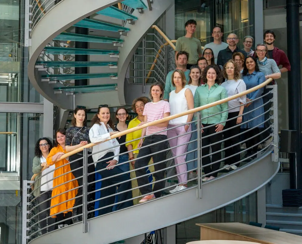 Das MINTvernetzt-Team steht auf einer Wendeltreppe
